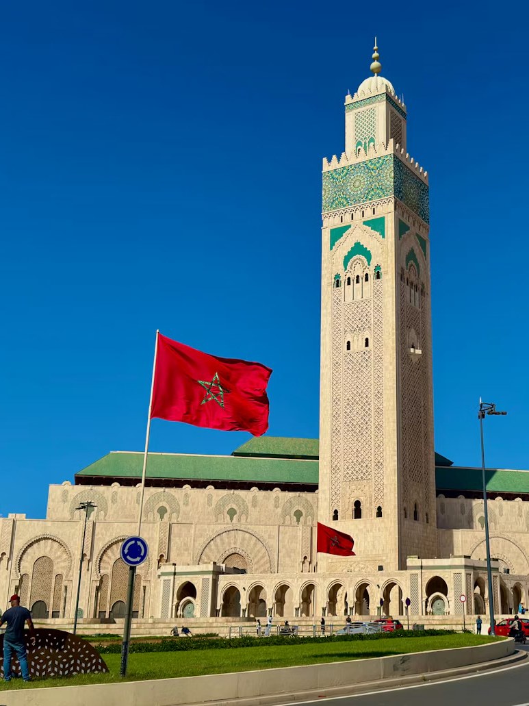 Mosquée Hassan II et drapeau marocain à Casablanca